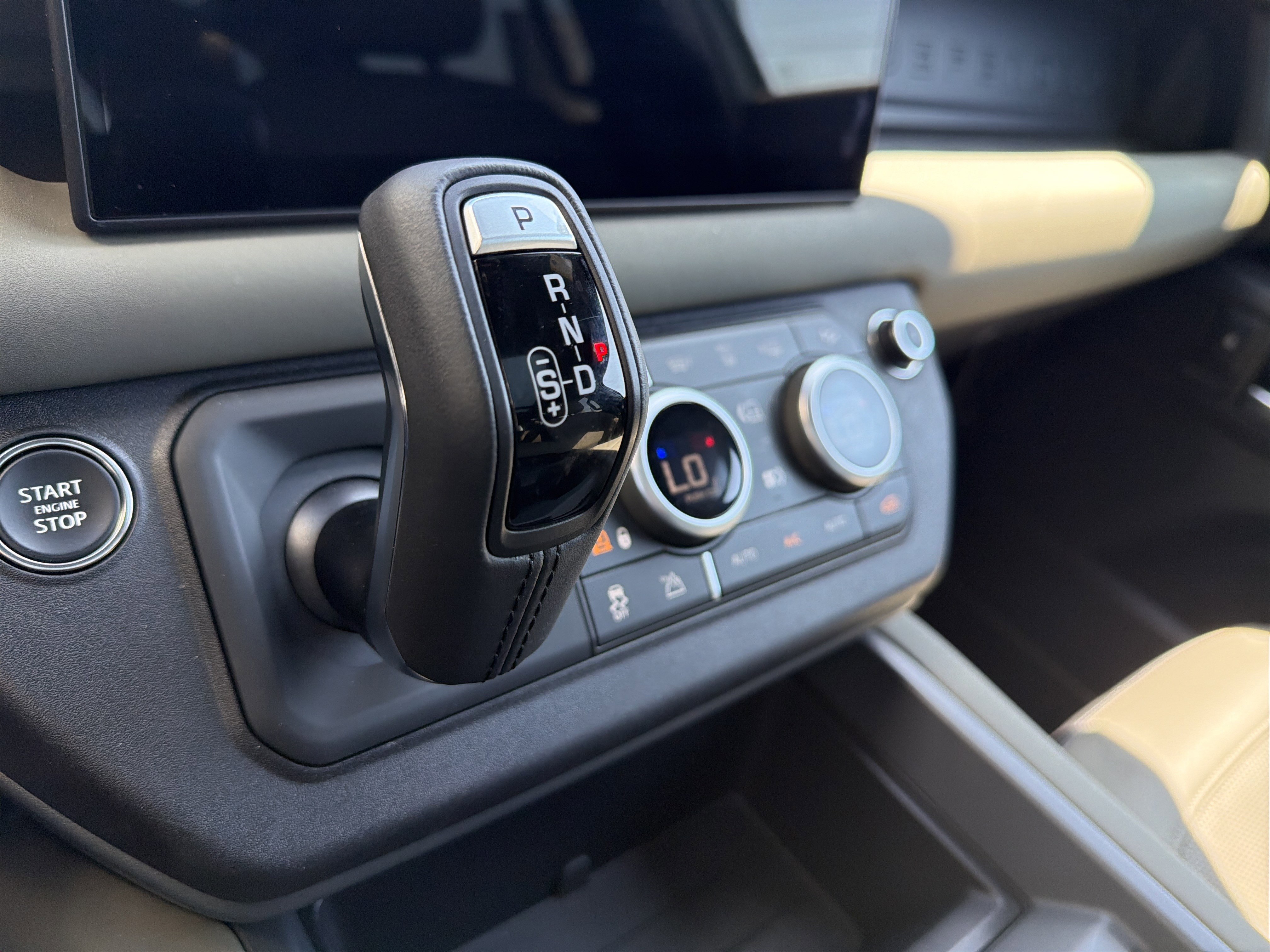 Used 2025 Land Rover Defender 110 X-Dynamic SE image 18