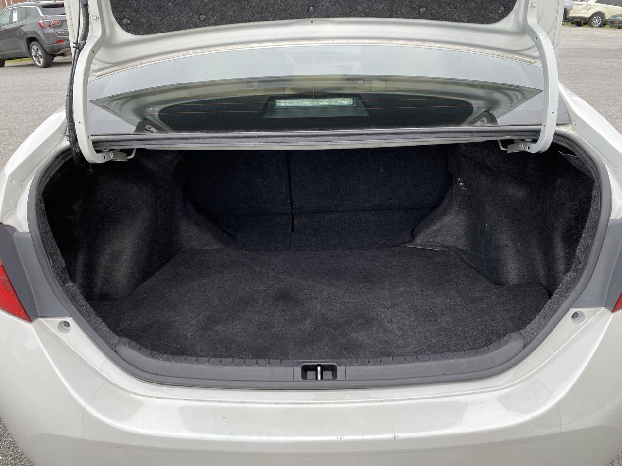 Used 2018 Toyota Corolla LE FWD image 15