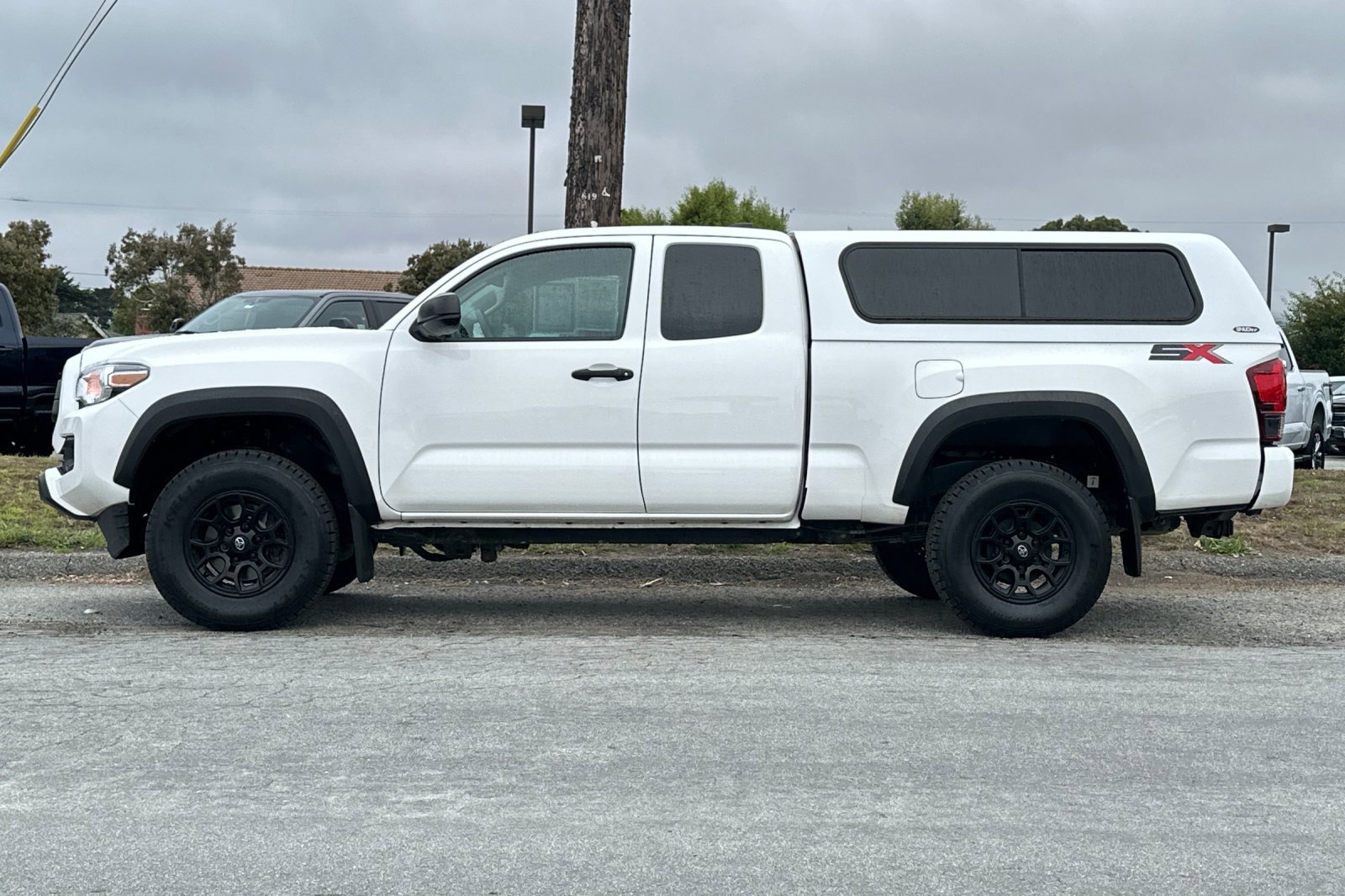 Used 2022 Toyota Tacoma SR image 2
