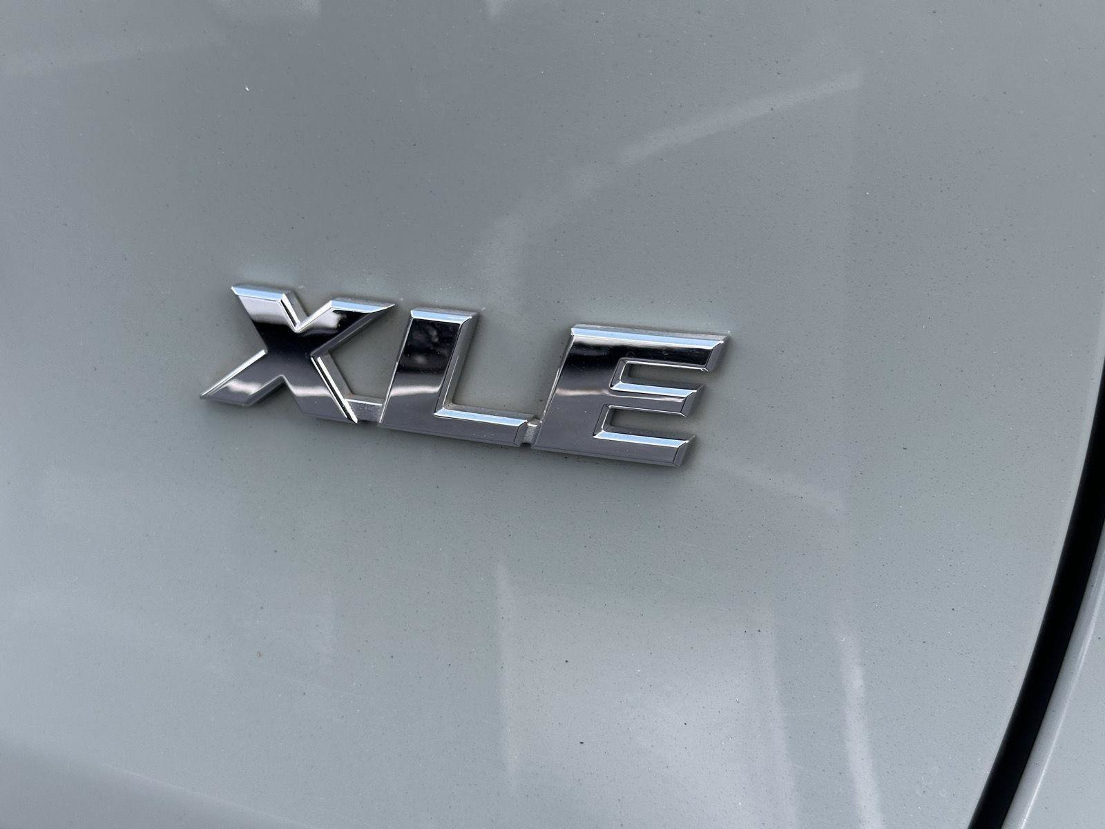 Used 2019 Toyota RAV4 XLE Premium FWD image 10