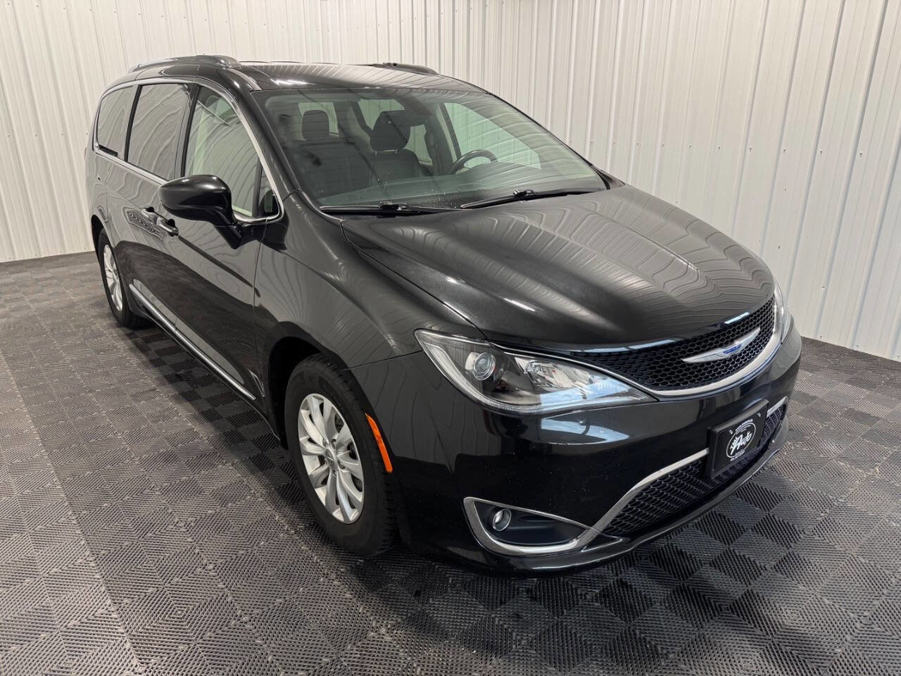 Used 2018 Chrysler Pacifica Touring-L Plus image 2