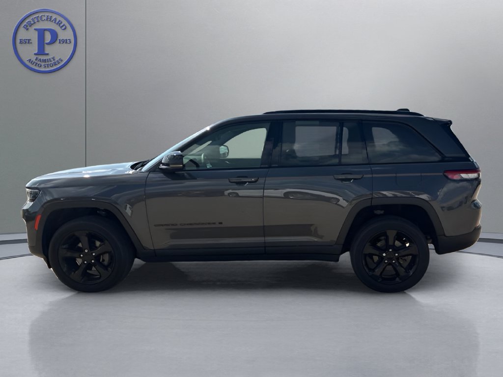 Used 2023 Jeep Grand Cherokee Altitude AWD/4WD image 4