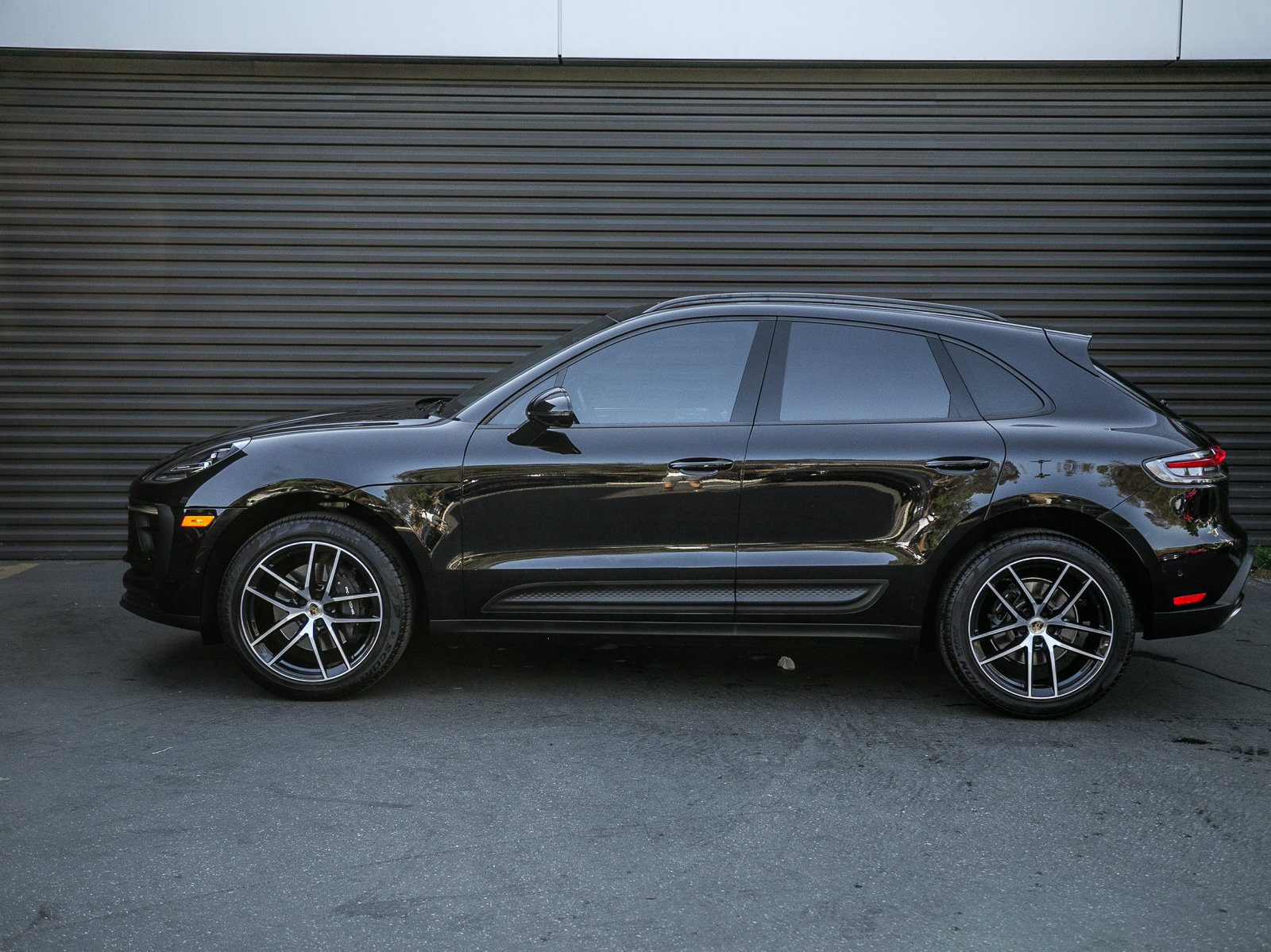 Certified 2023 Porsche Macan AWD/4WD image 2