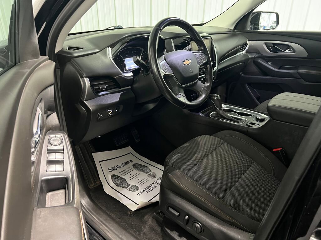 Used 2020 Chevrolet Traverse LT image 2