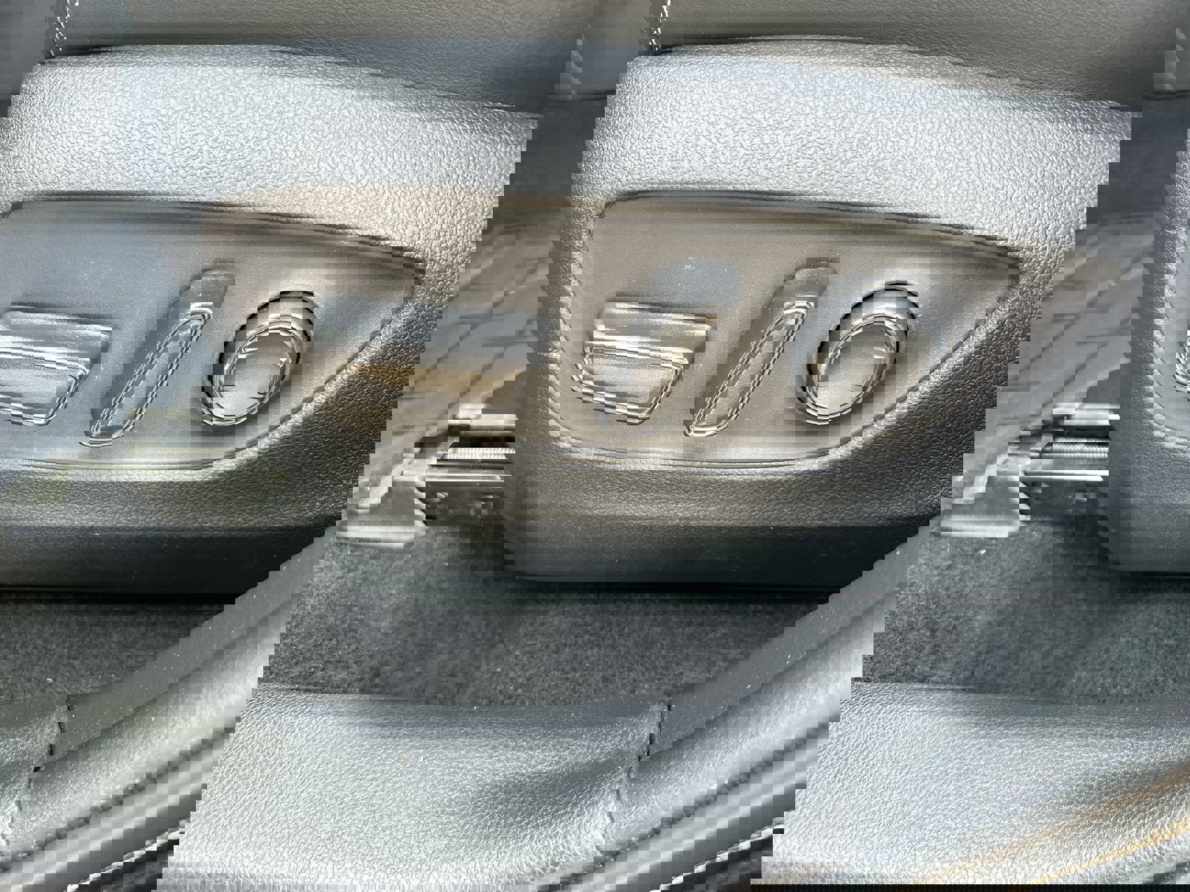 Used 2021 Toyota RAV4 XLE Premium image 12