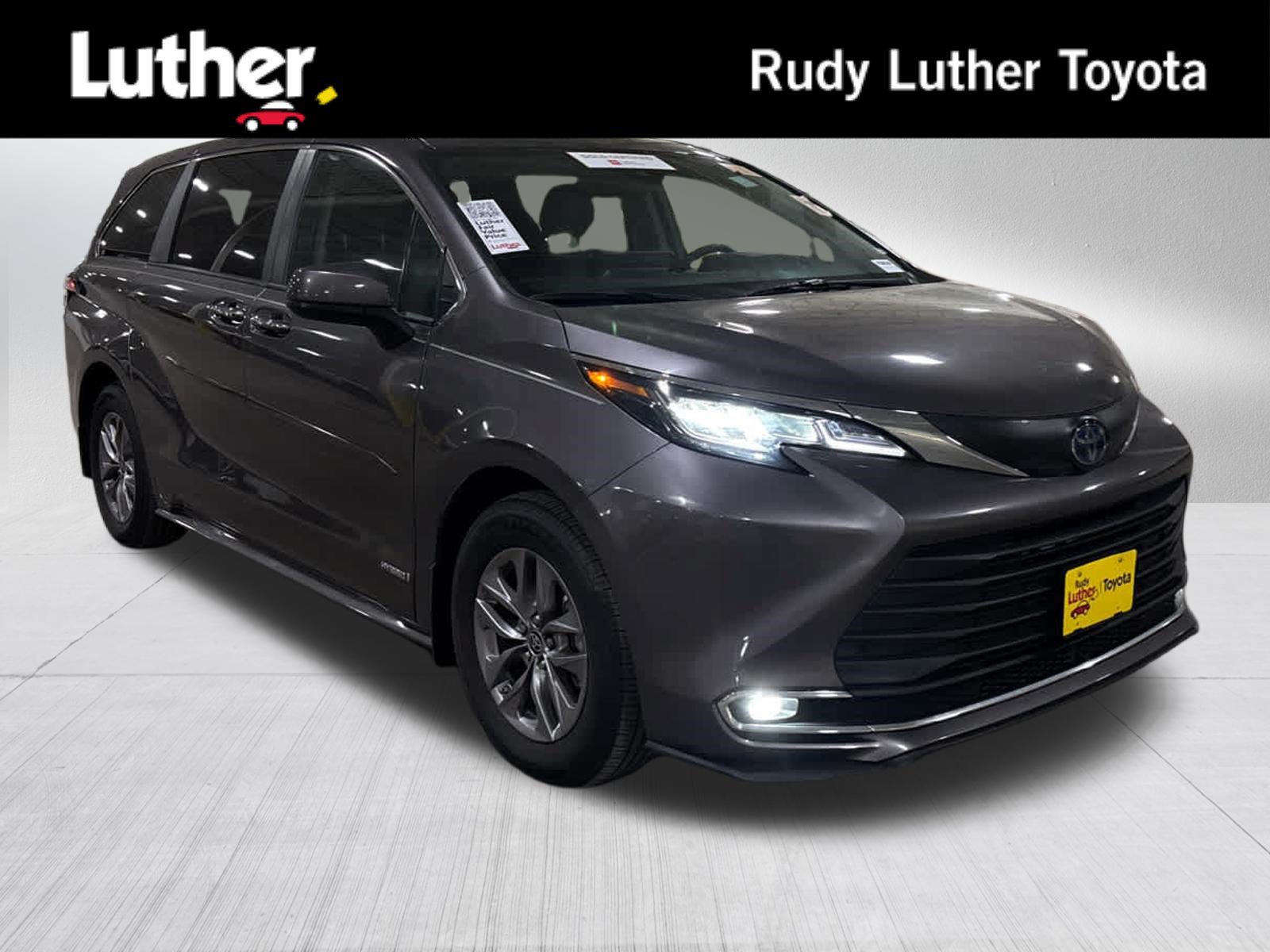 Certified 2021 Toyota Sienna XLE AWD/4WD image 1