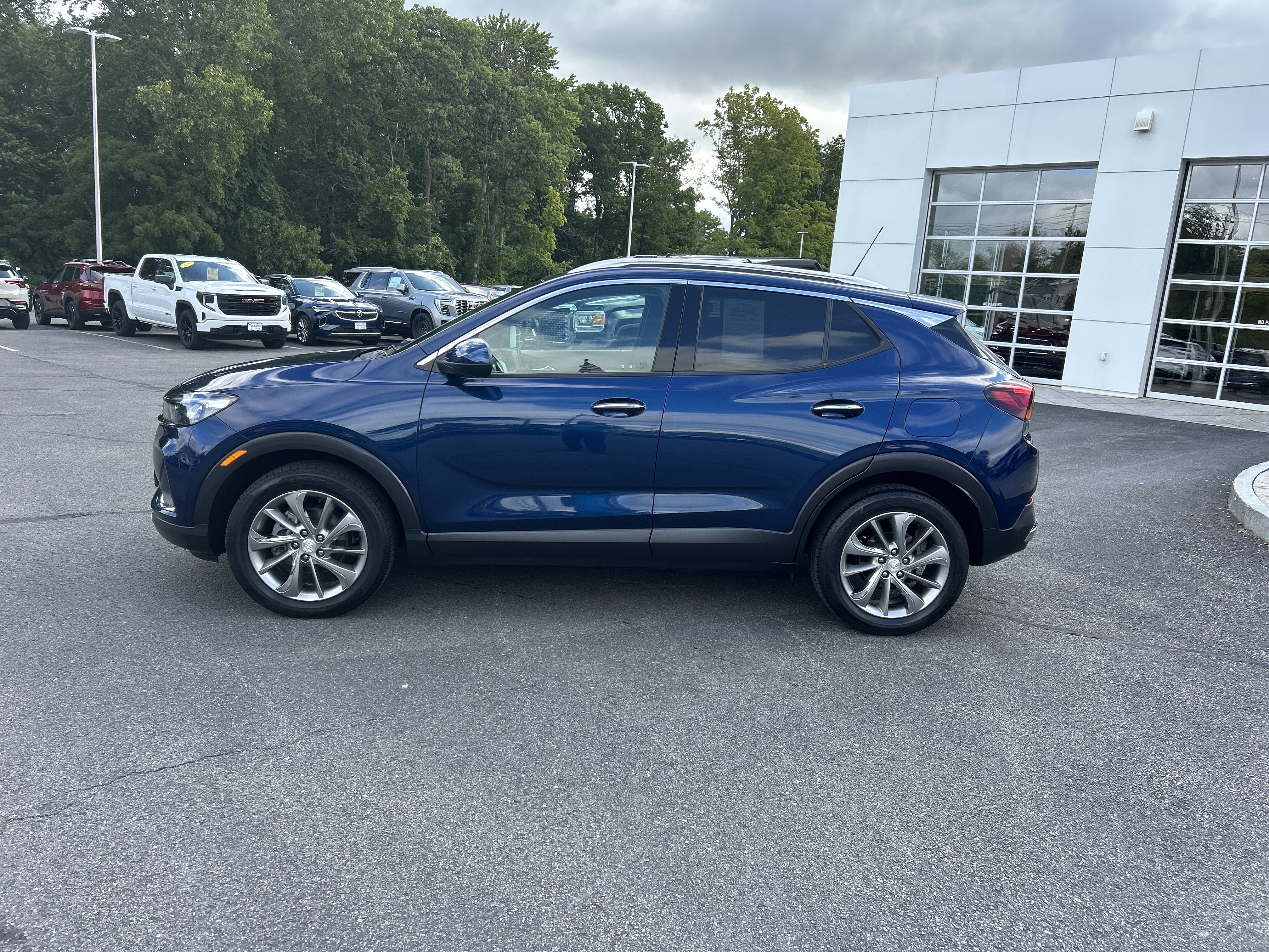 Used 2022 Buick Encore GX Essence w/ Advanced Technology Package AWD/4WD image 2