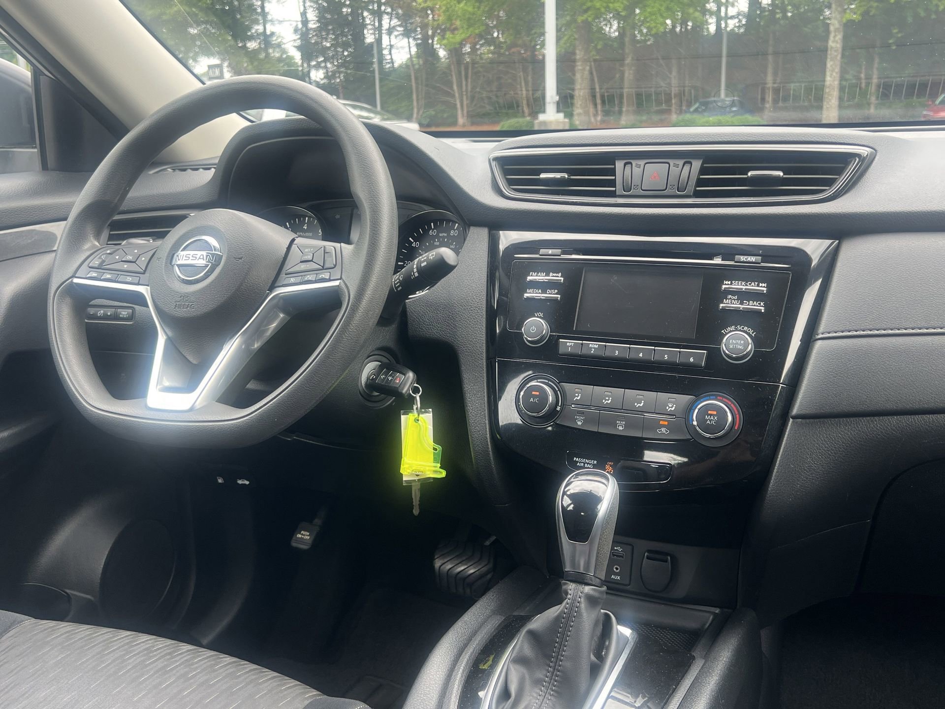 Used 2017 Nissan Rogue S FWD image 3