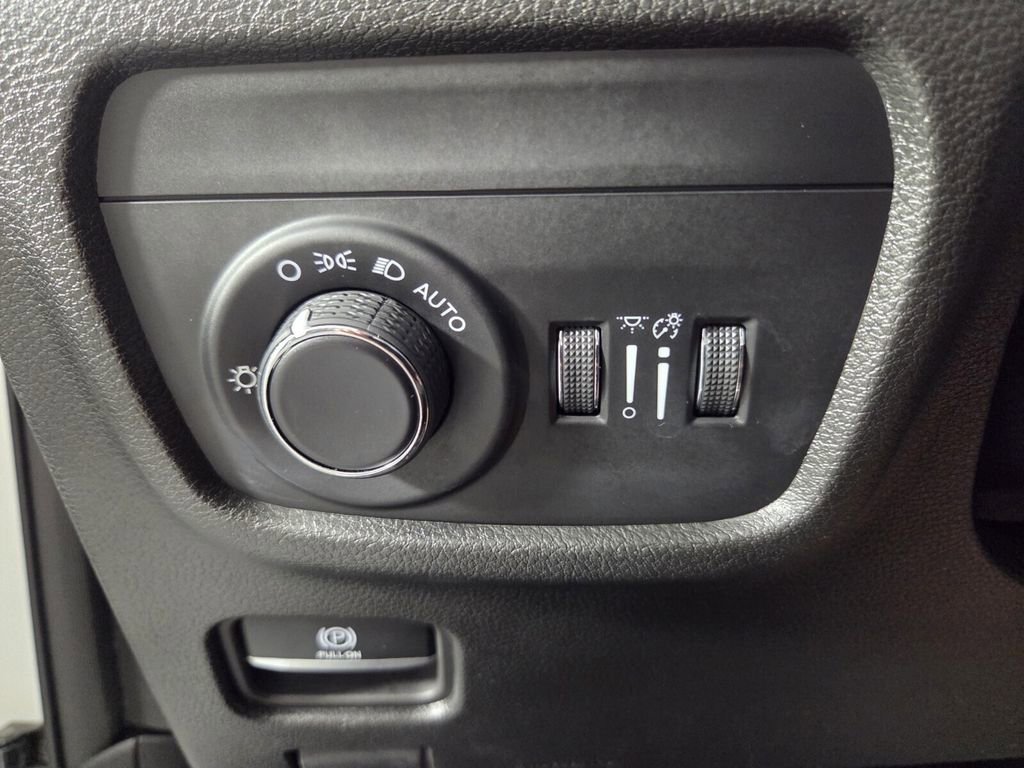 Used 2023 Jeep Grand Cherokee Laredo AWD/4WD image 19