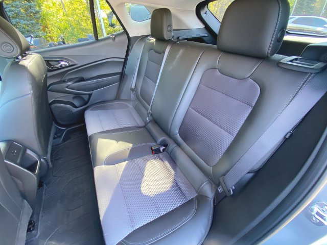Used 2025 Chevrolet Trax LT w/ Sunroof Package FWD image 24