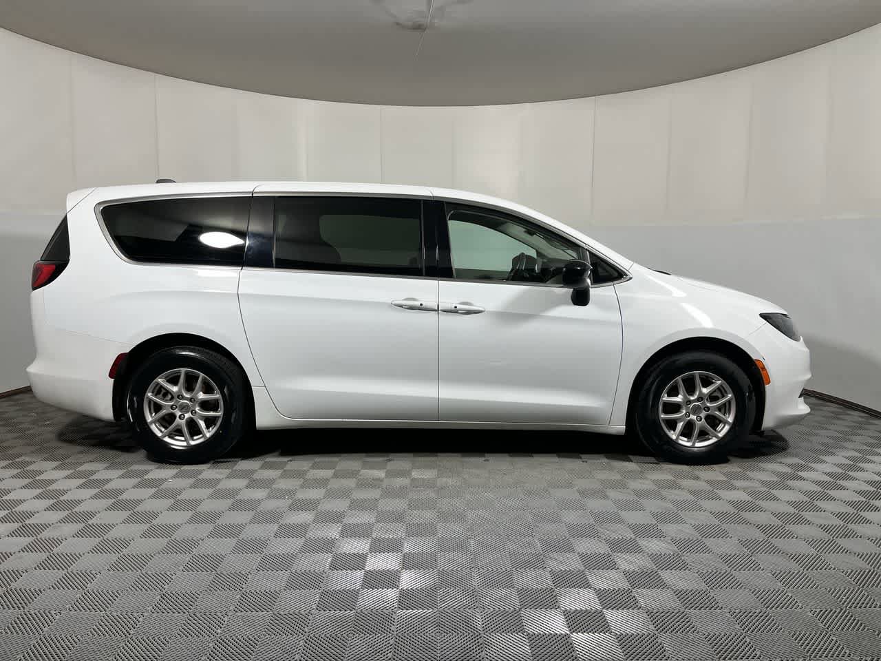 Used 2024 Chrysler Voyager LX FWD image 9
