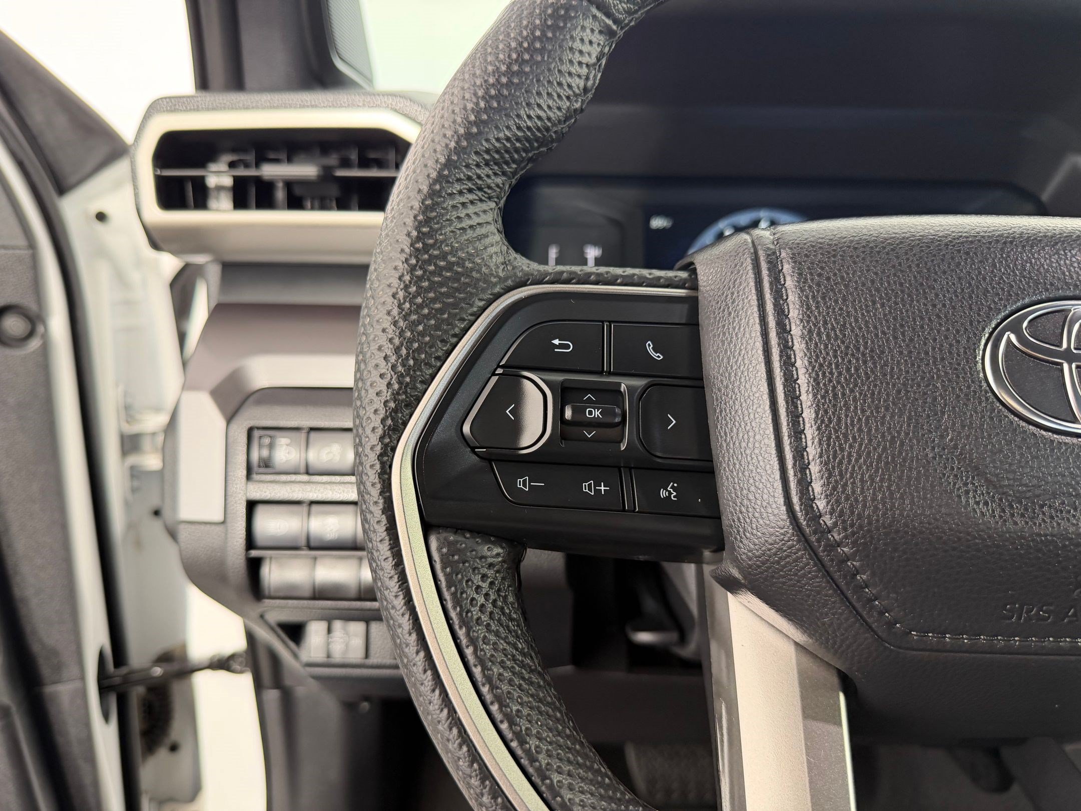 Used 2025 Toyota Tacoma SR5 AWD/4WD image 15
