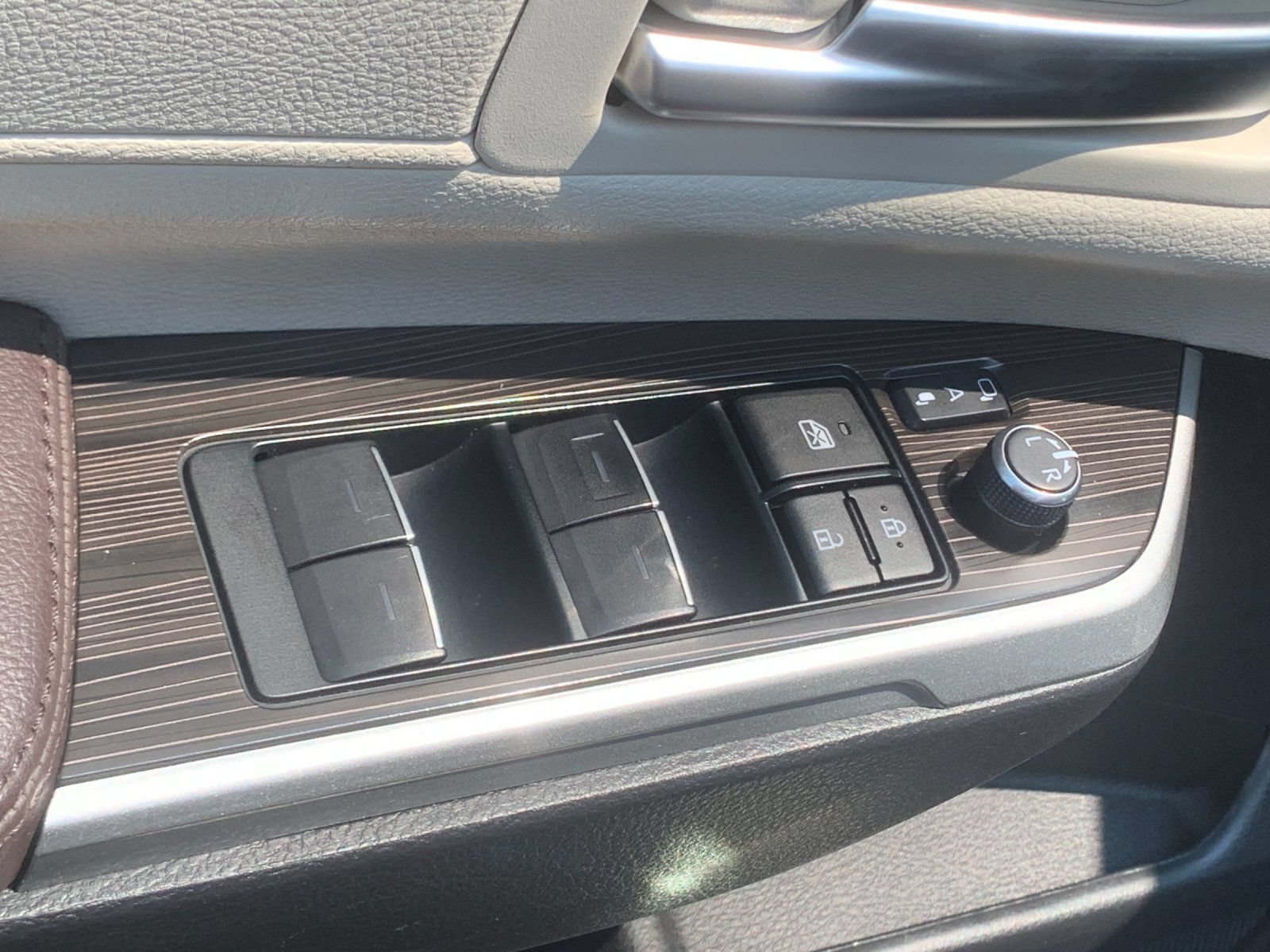 Used 2024 Toyota Sienna Platinum AWD/4WD image 14