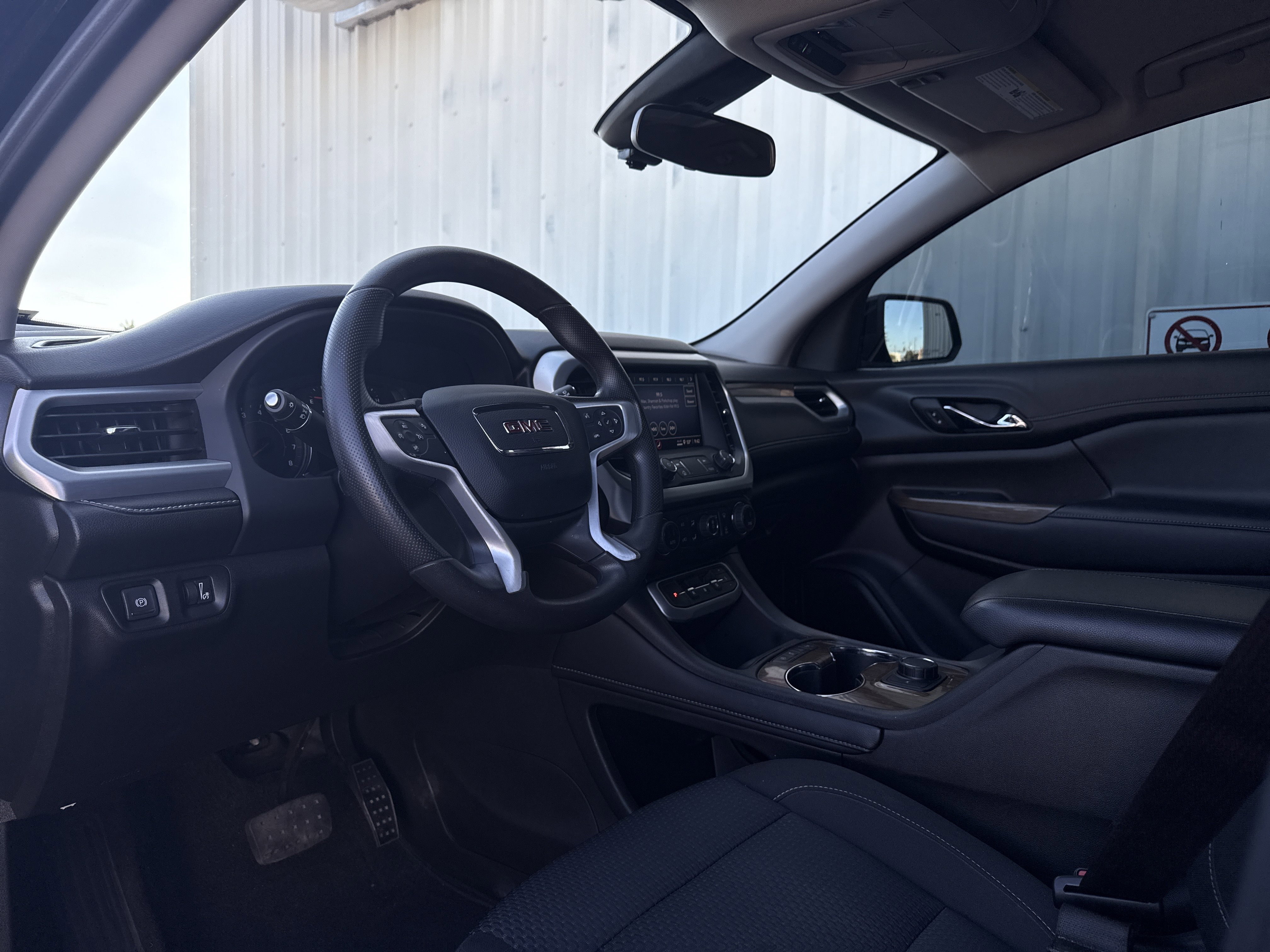 Used 2023 GMC Acadia SLE image 14