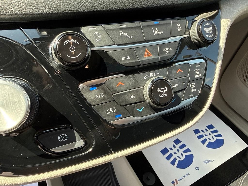 Certified 2023 Chrysler Pacifica Touring-L FWD image 25