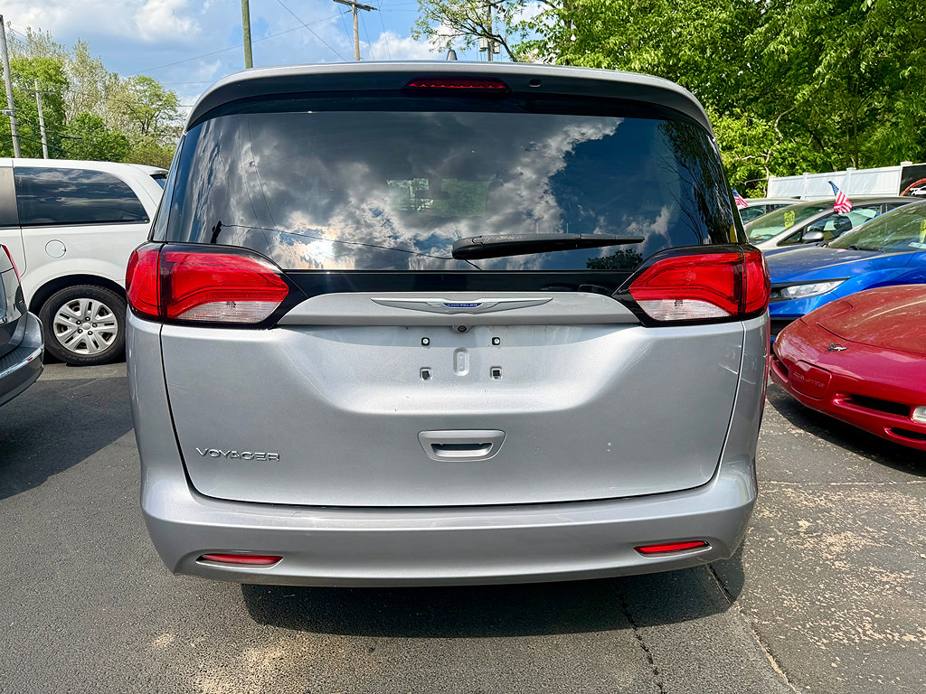Used 2020 Chrysler Voyager L FWD image 8