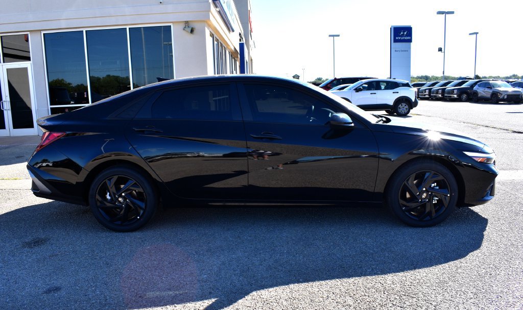 New 2026 Hyundai Elantra SEL Sport FWD image 2