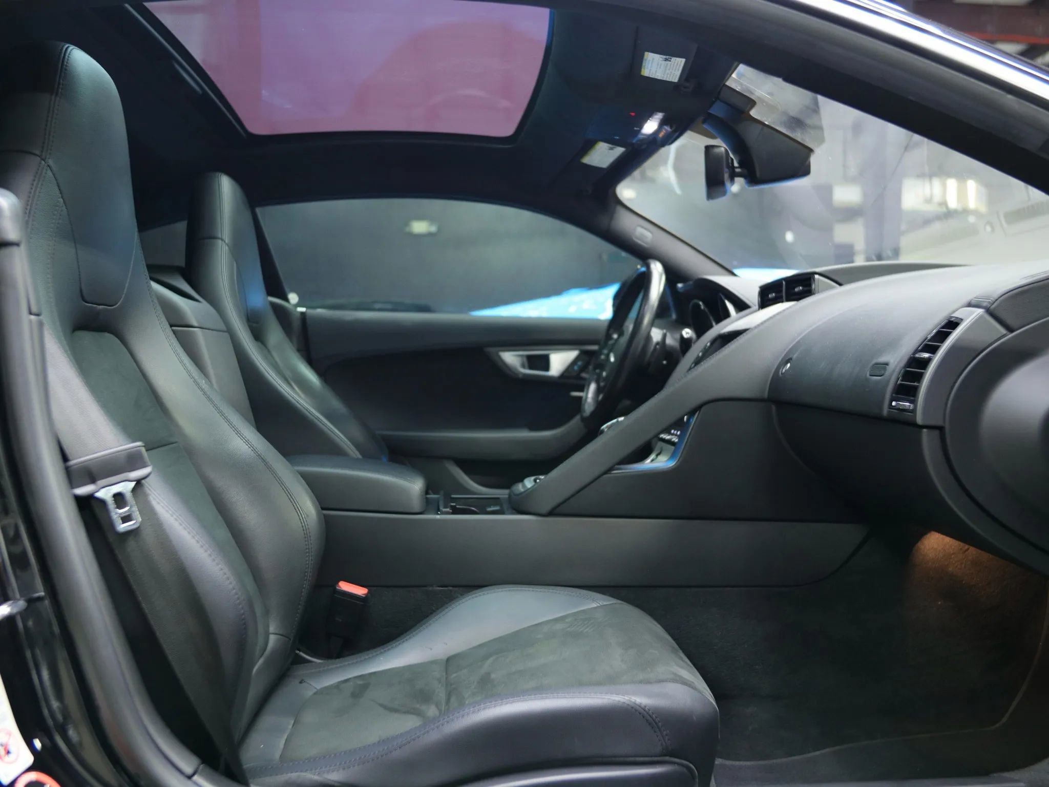 Used 2017 Jaguar F-TYPE Coupe image 31