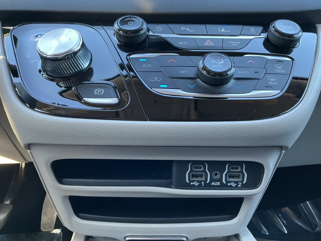 Used 2024 Chrysler Pacifica Touring-L FWD image 18