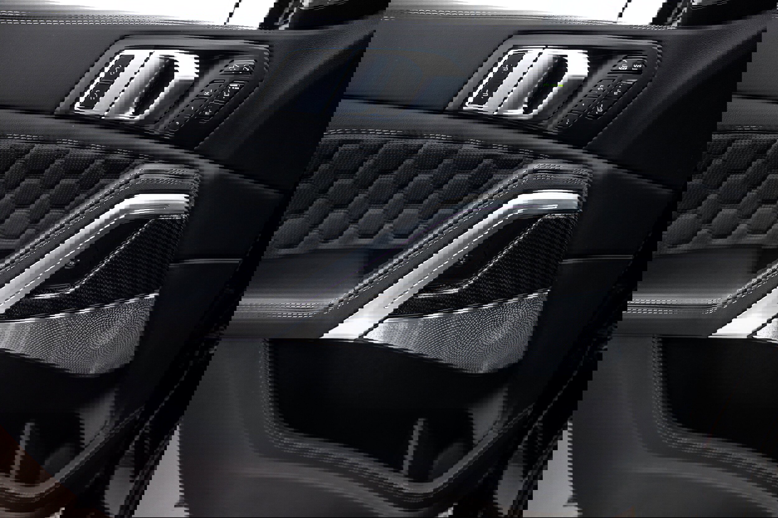 Used 2025 BMW X6 M Competition w/ Executive Package image 15