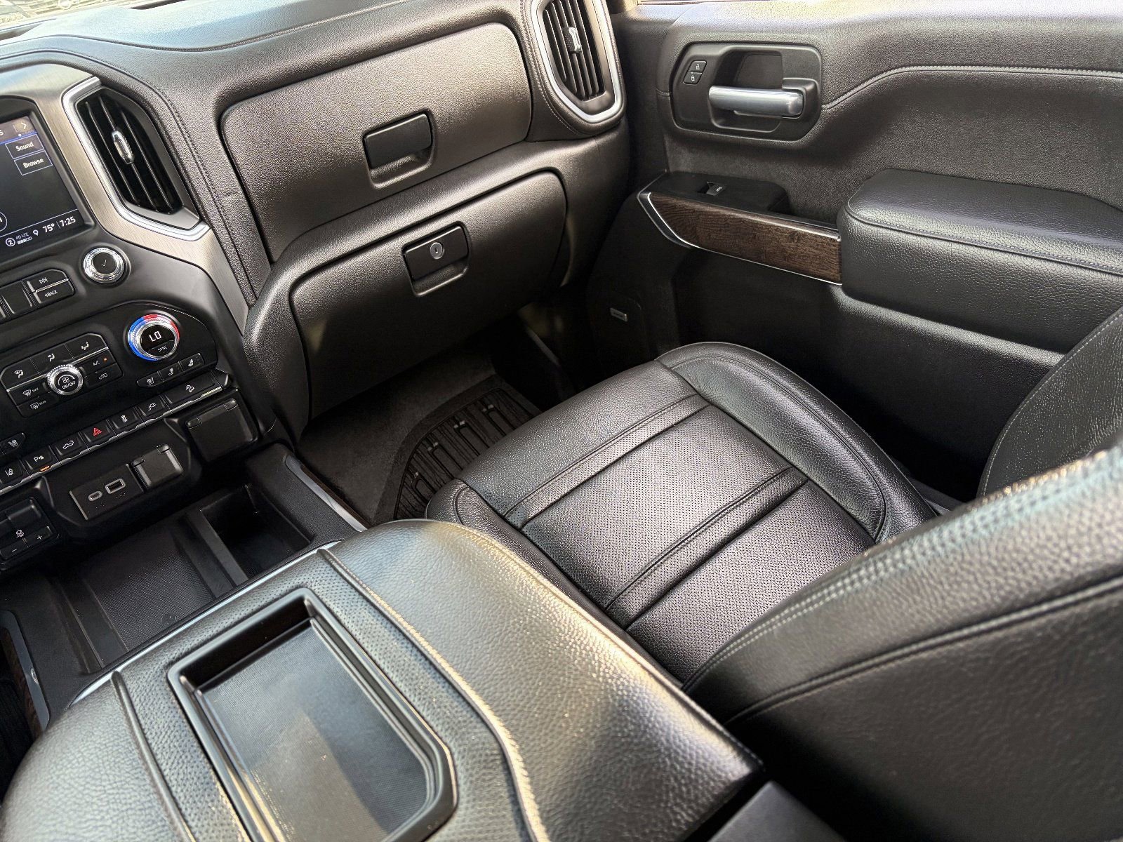 Used 2022 GMC Sierra 3500 Denali w/ Denali Ultimate Package AWD/4WD image 17