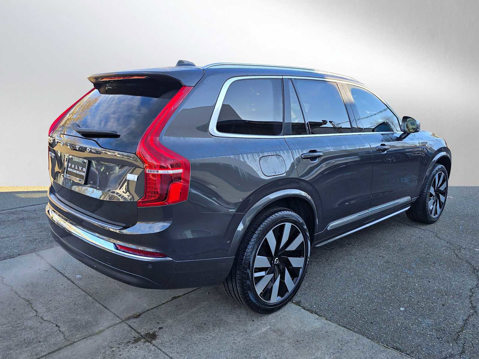 Used 2023 Volvo XC90 T8 Ultimate w/ Protection Package Premier image 3