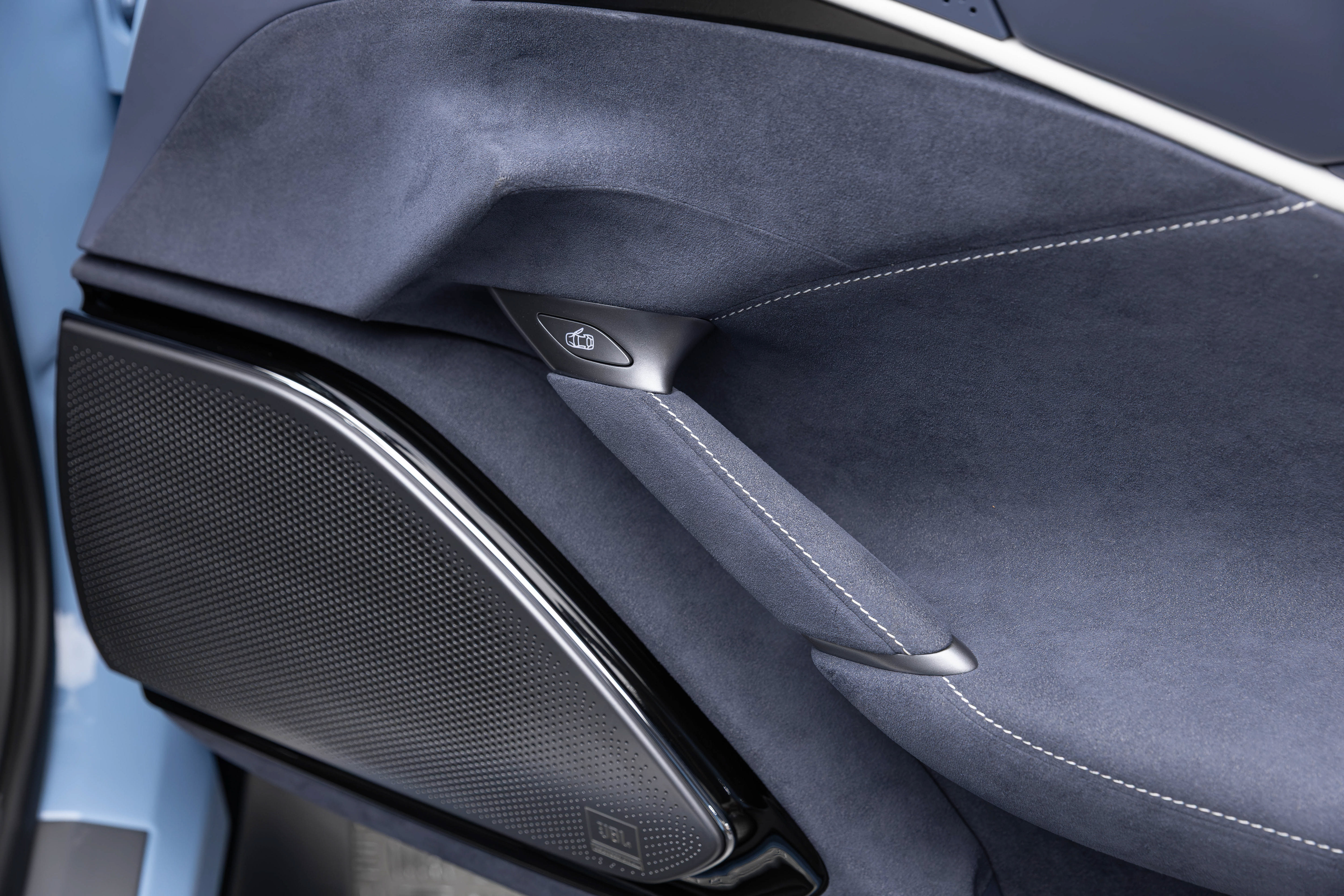 Certified 2025 Ferrari Roma Spider RWD image 37