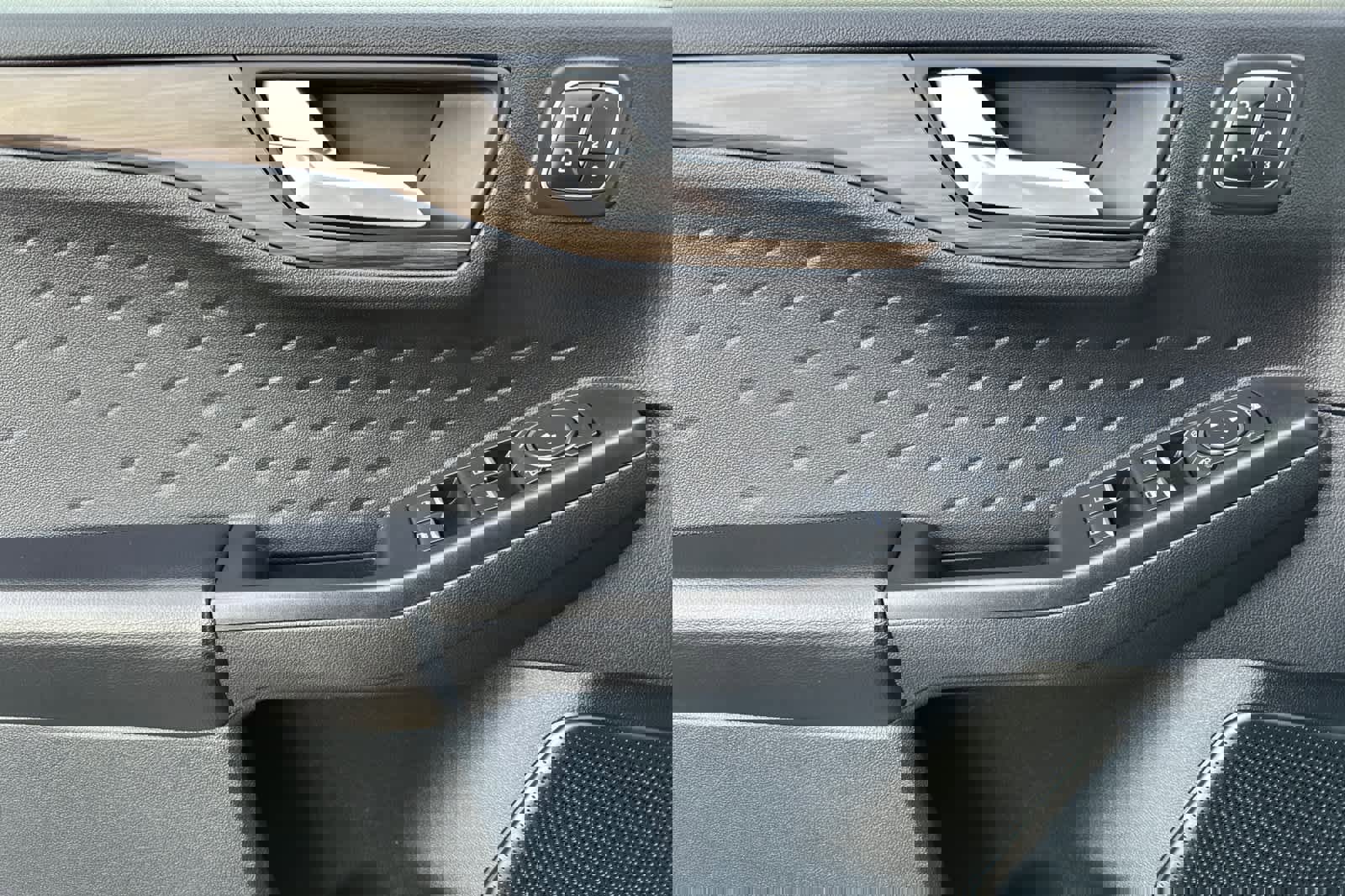 Used 2020 Ford Escape Titanium w/ Titanium Premium Package 2.0 image 12