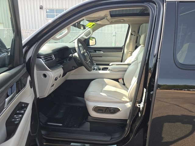 Used 2024 Jeep Wagoneer L Series II w/ Convenience Group I AWD/4WD image 17