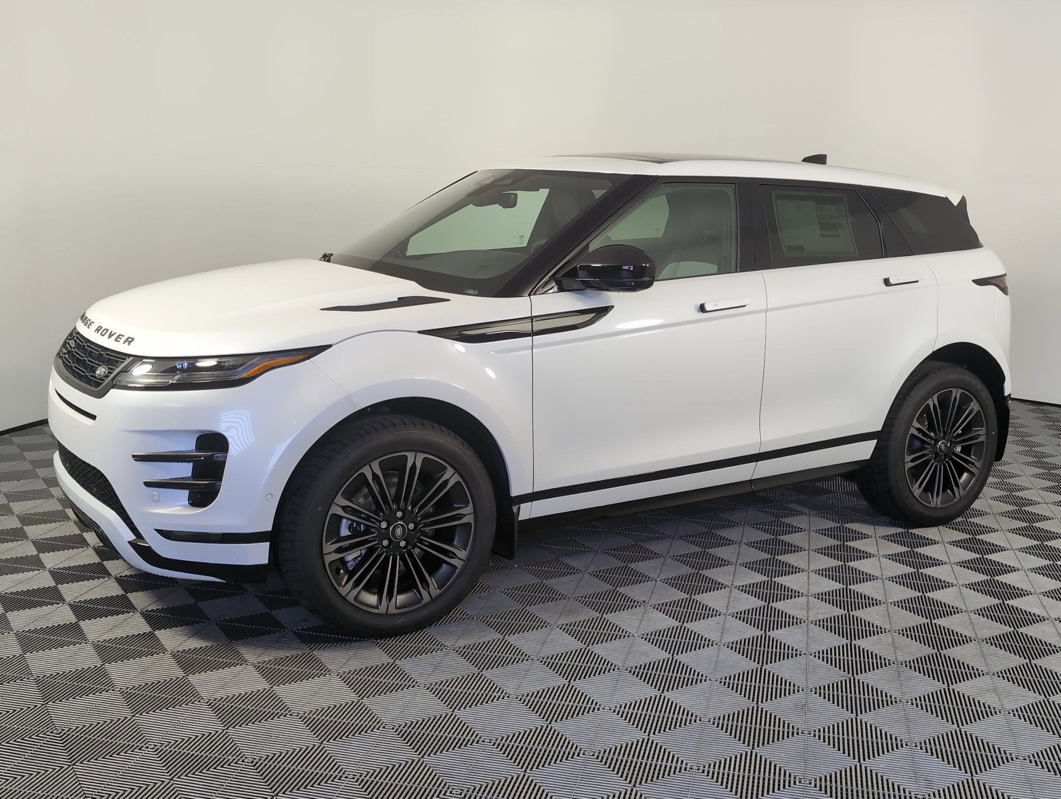 Used 2026 Land Rover Range Rover Evoque Dynamic SE image 1