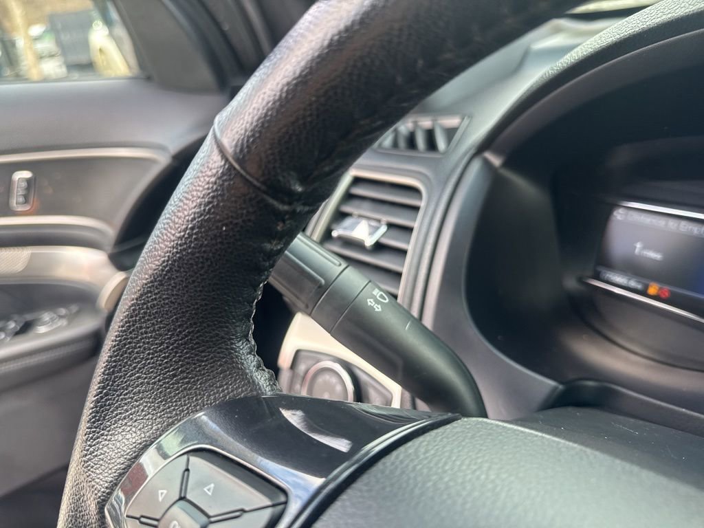 Used 2018 Ford Explorer XLT w/ Equipment Group 202A AWD/4WD image 29
