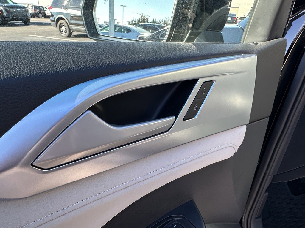 Used 2025 Volkswagen Taos SE w/ Panoramic Sunroof Package image 21