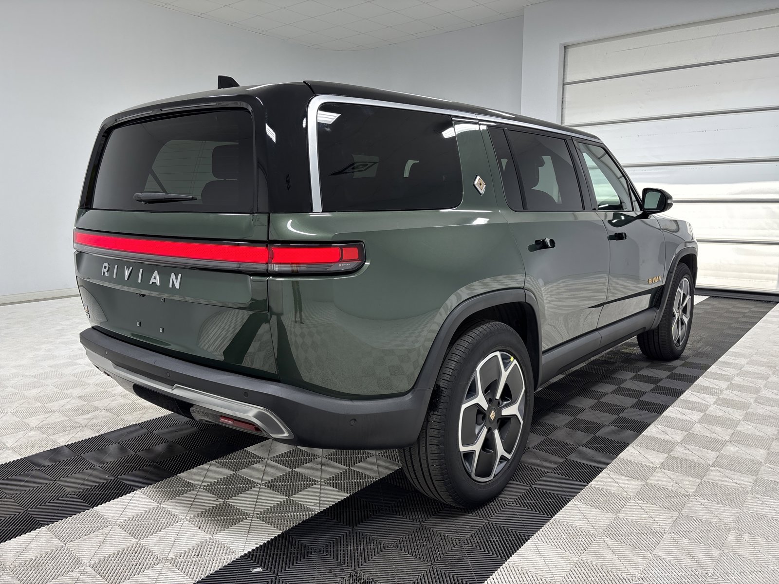 Used 2023 Rivian R1S Adventure AWD/4WD image 5