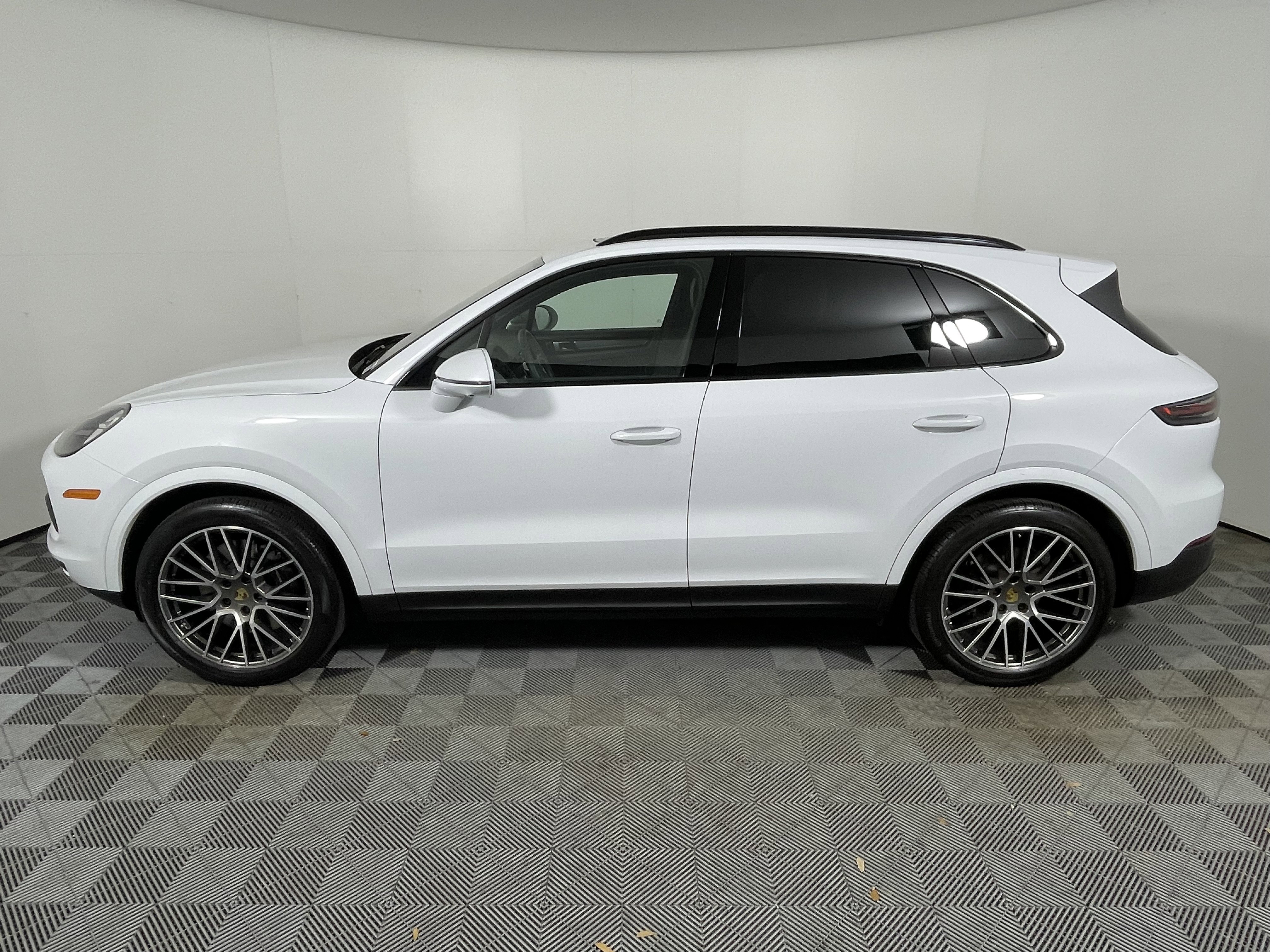 Certified 2023 Porsche Cayenne Platinum Edition image 2