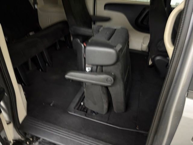 Used 2014 Dodge Grand Caravan SXT w/ Rear Park Assist Package FWD image 14