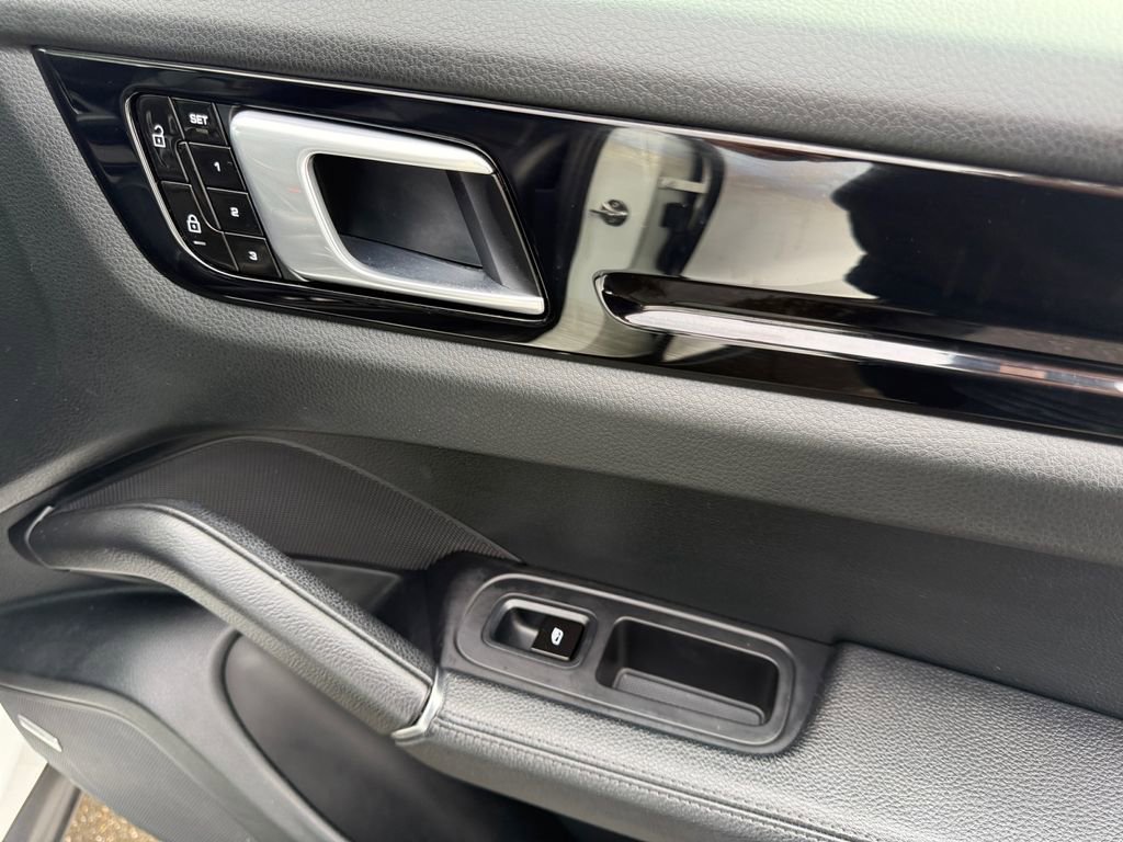 Used 2019 Porsche Cayenne image 28