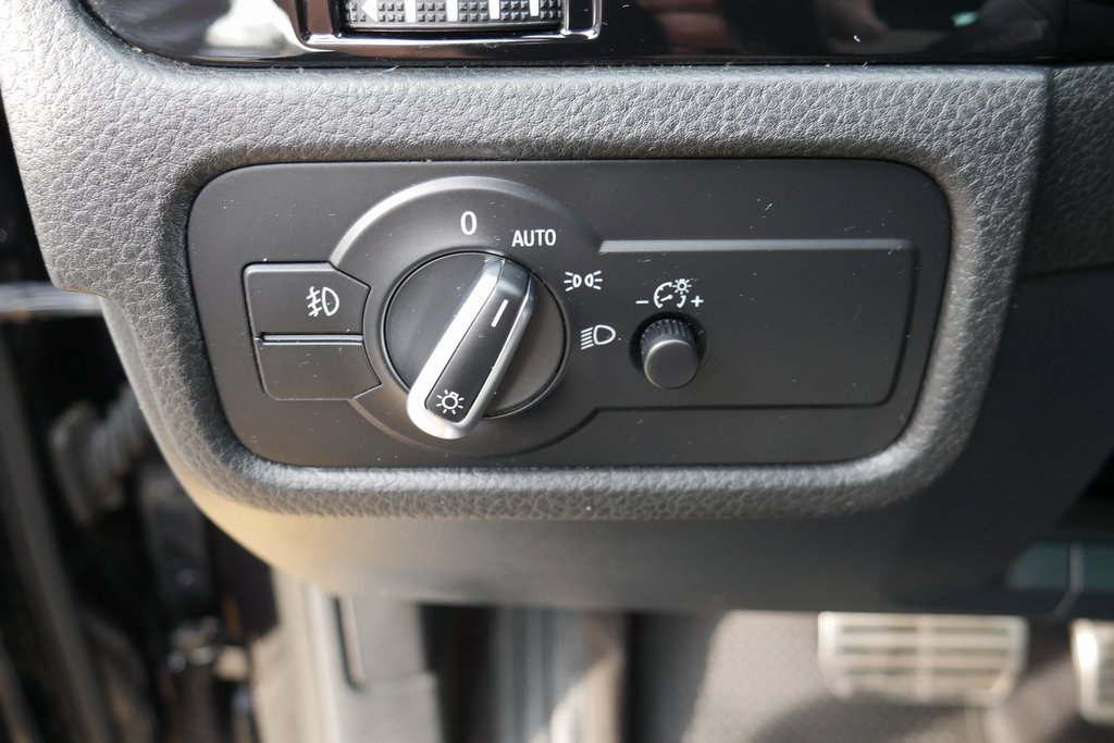 Used 2017 Volkswagen Touareg Wolfsburg Edition image 9