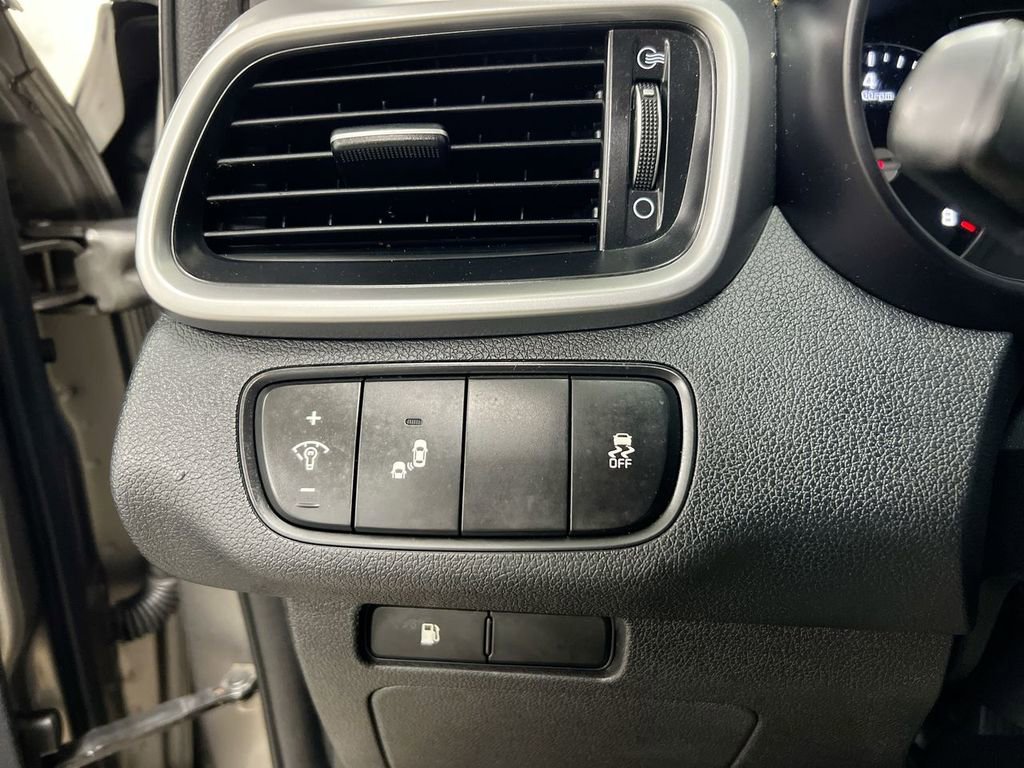Used 2019 Kia Sorento LX image 18