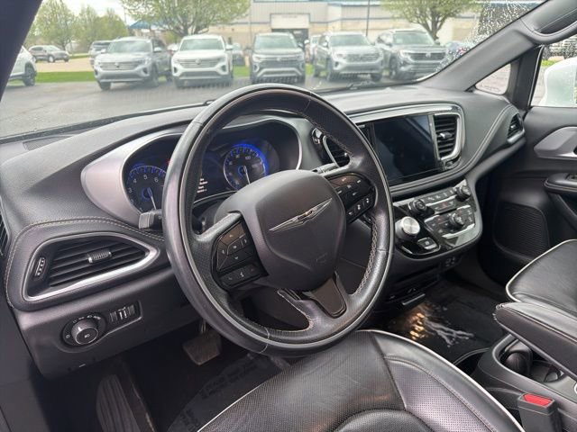 Used 2018 Chrysler Pacifica Limited image 46