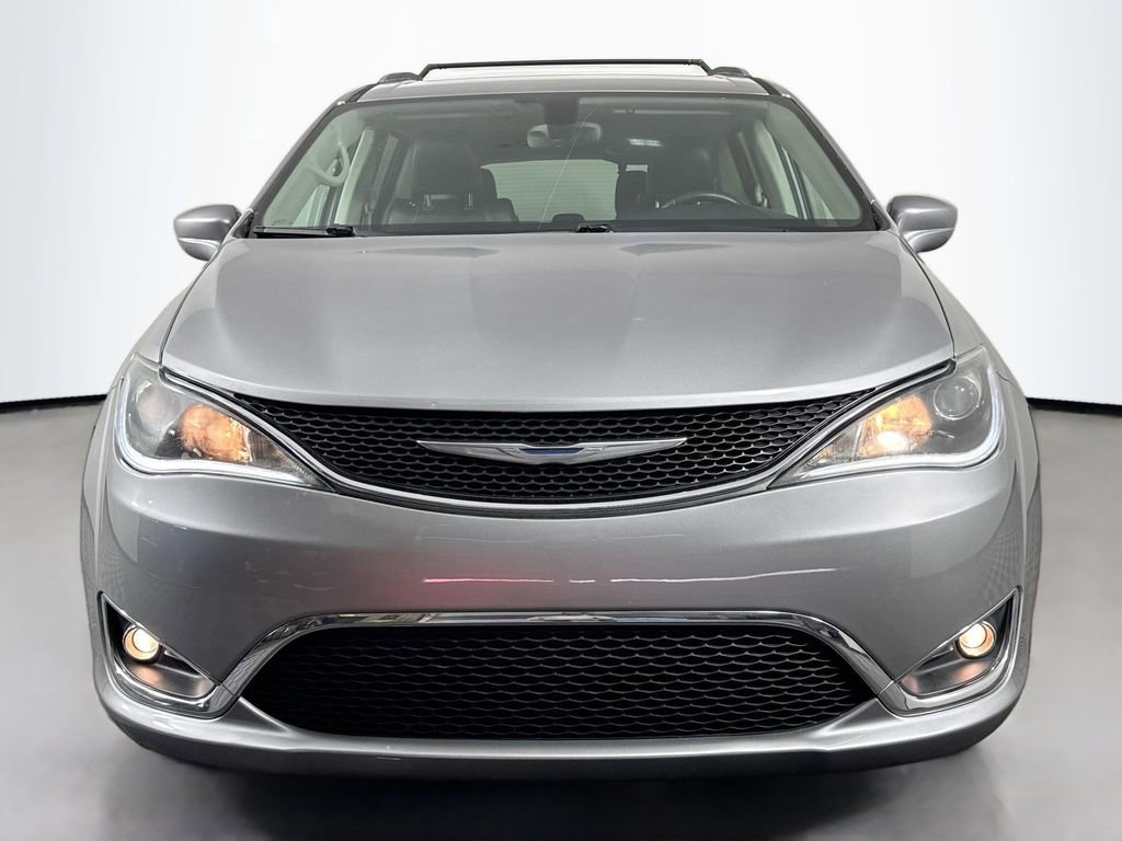 Used 2018 Chrysler Pacifica Touring-L FWD image 2