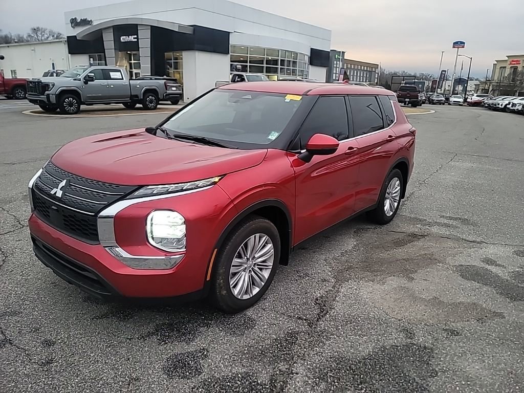 Used 2024 Mitsubishi Outlander ES image 3