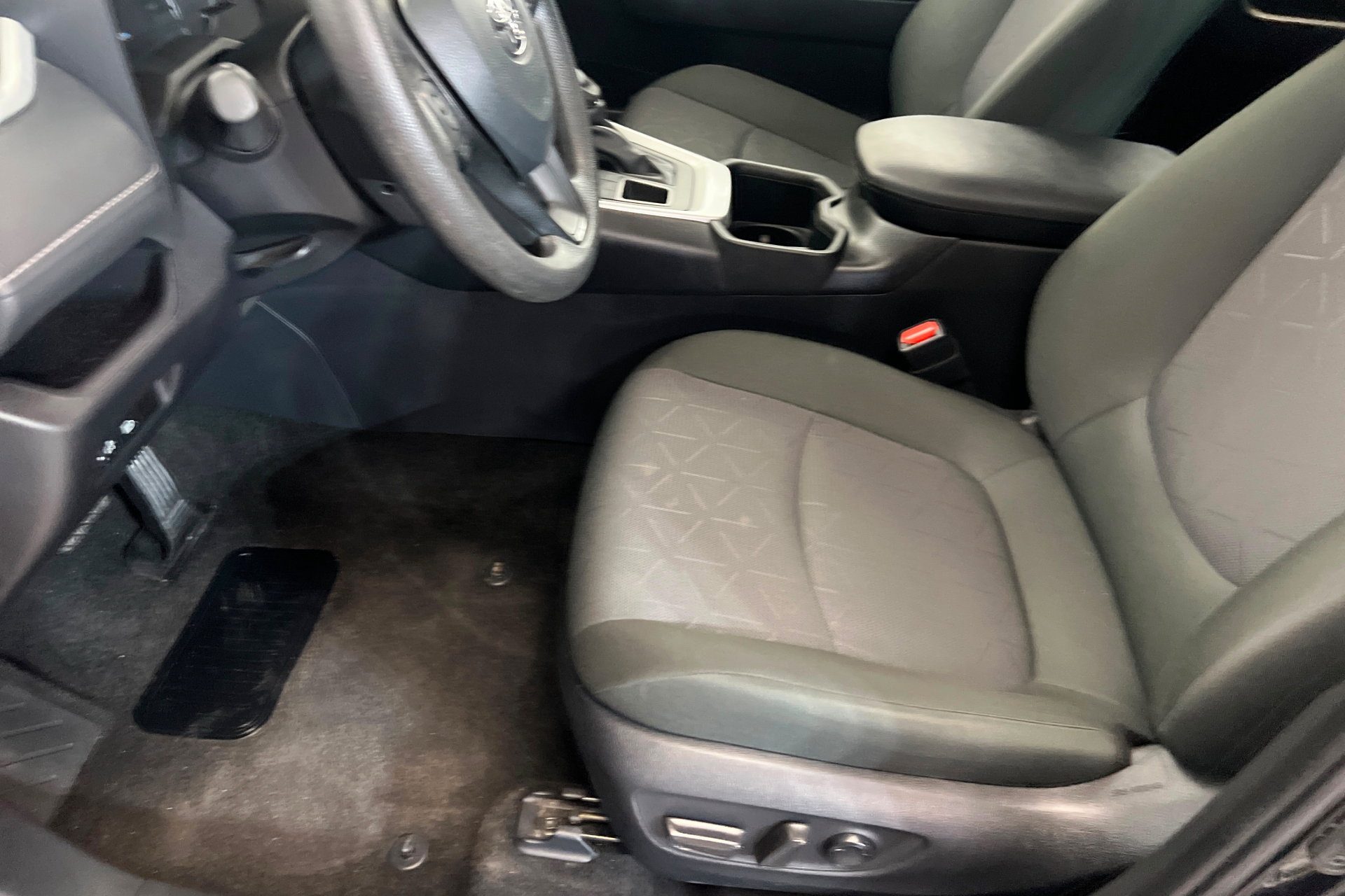 Used 2025 Toyota RAV4 XLE AWD/4WD image 17