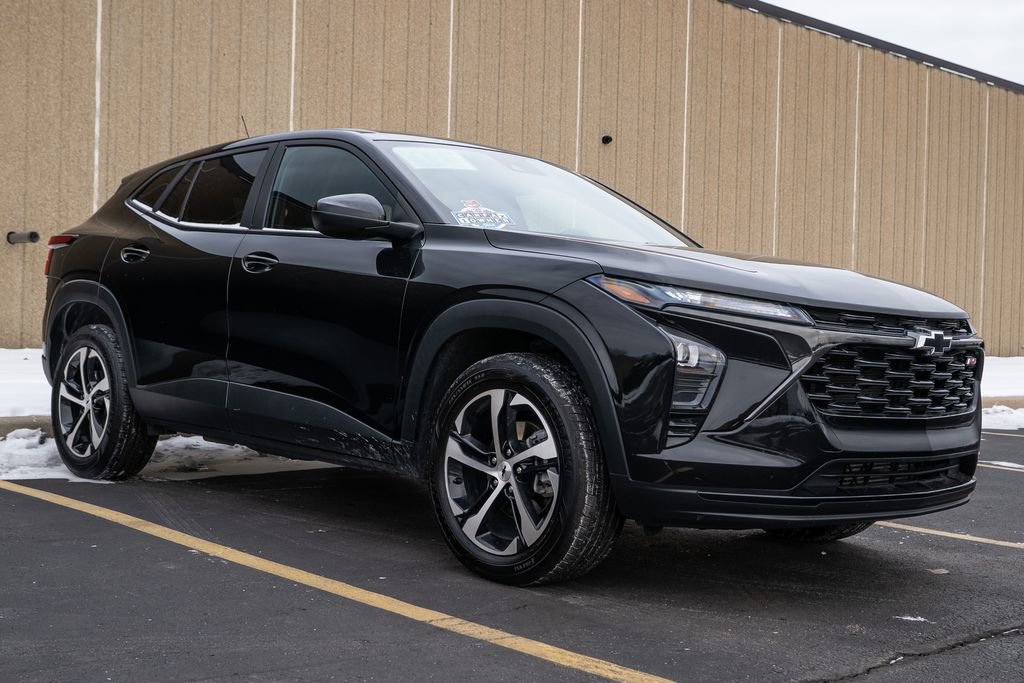 Used 2024 Chevrolet Trax RS w/ Sunroof Package image 2