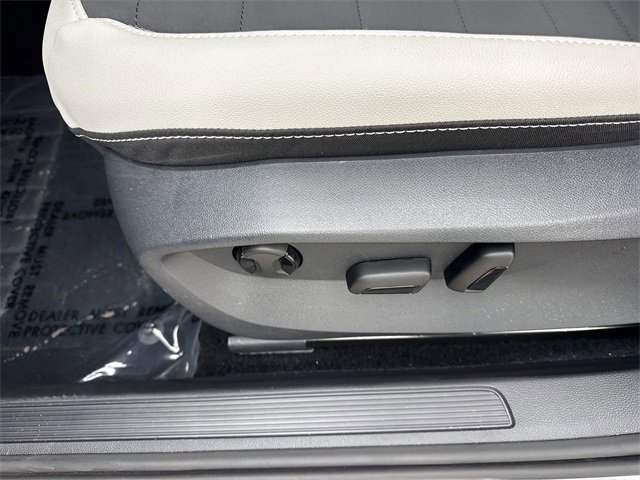 Used 2025 Volkswagen Taos SE image 12