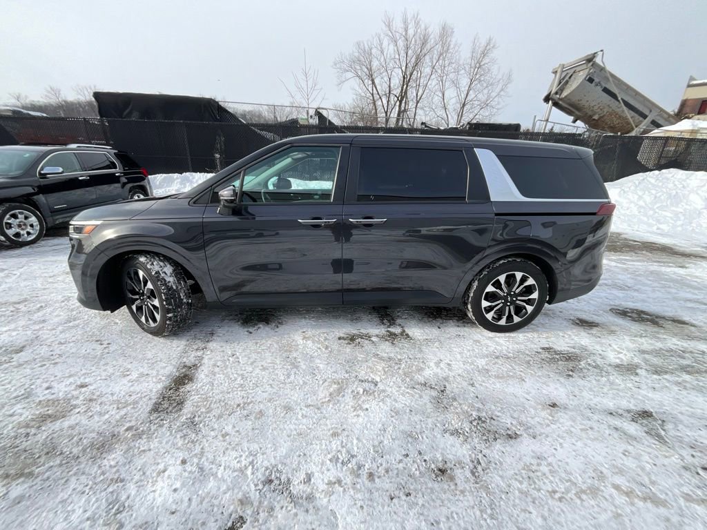 Used 2024 Kia Carnival EX image 5