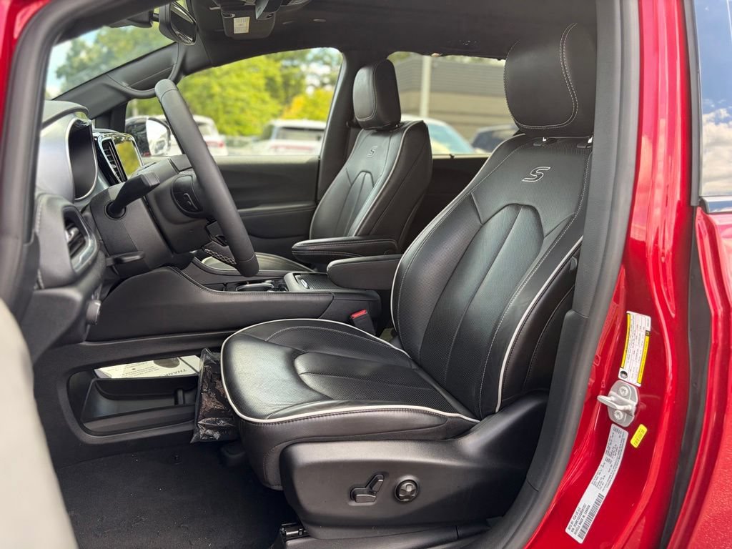 Certified 2025 Chrysler Pacifica Limited FWD image 23