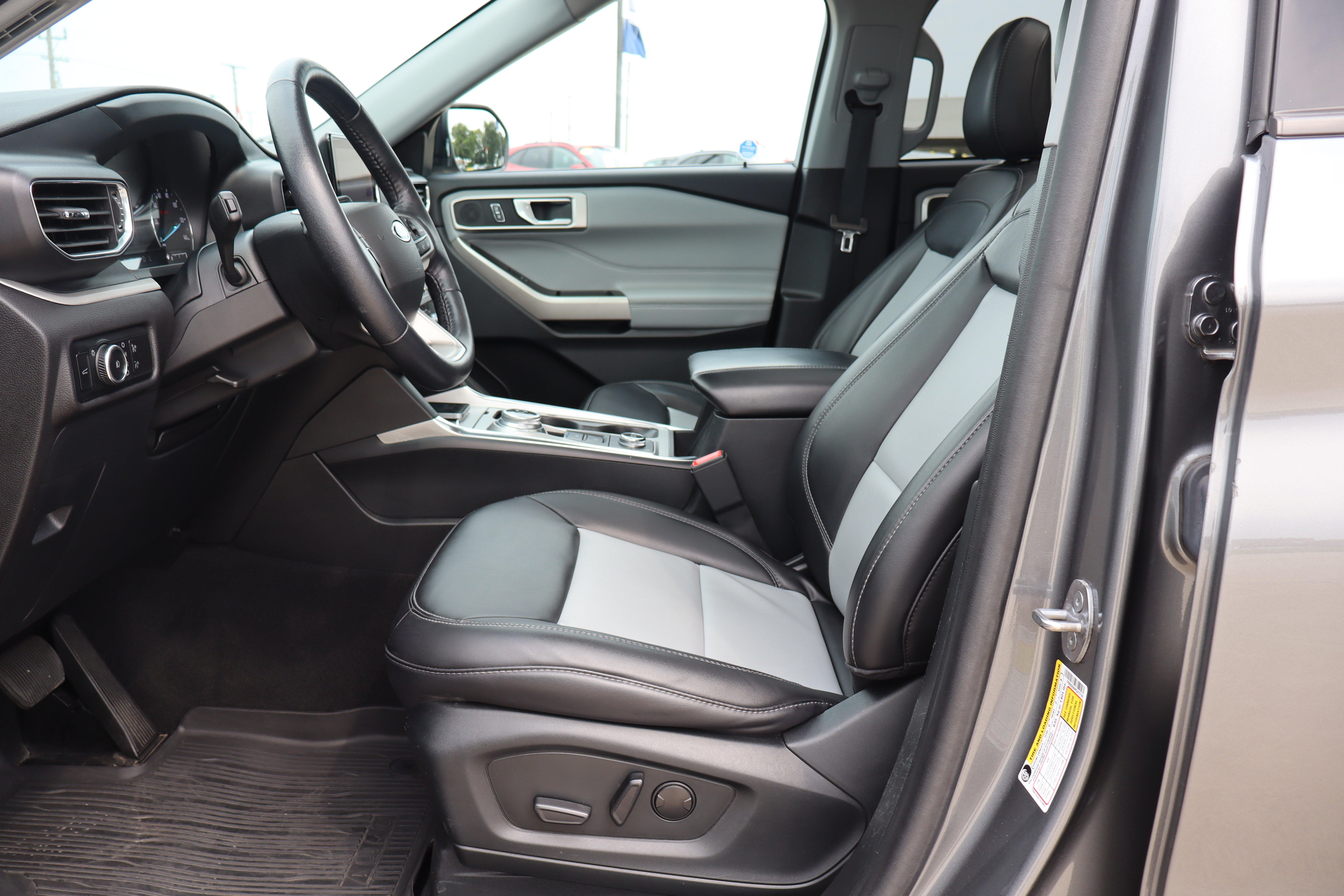 Used 2023 Ford Explorer XLT w/ Equipment Group 202A AWD/4WD image 9