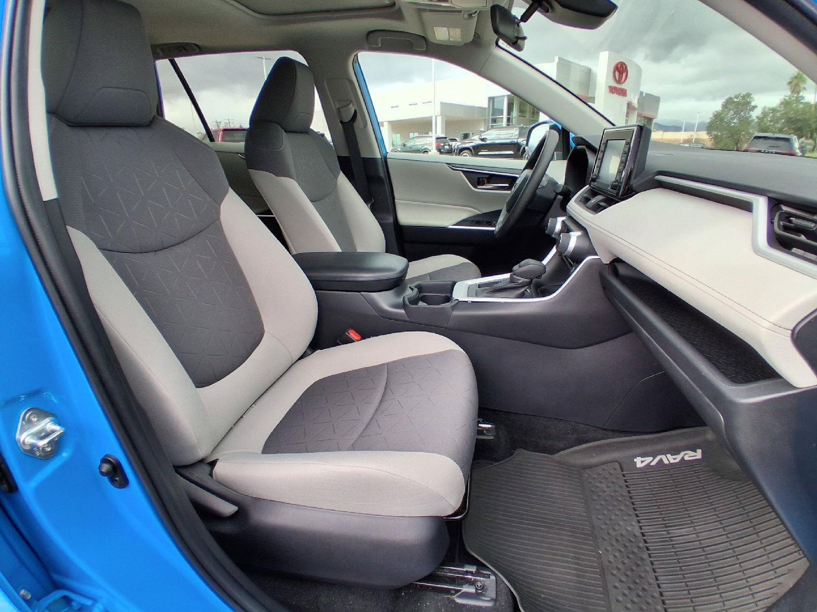 Used 2020 Toyota RAV4 XLE w/ Convenience Package FWD image 27