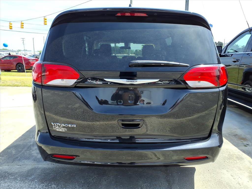 Used 2022 Chrysler Voyager LX FWD image 3