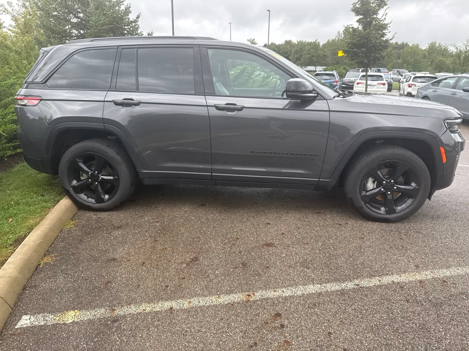 Used 2024 Jeep Grand Cherokee Limited w/ Black Appearance Package AWD/4WD image 4